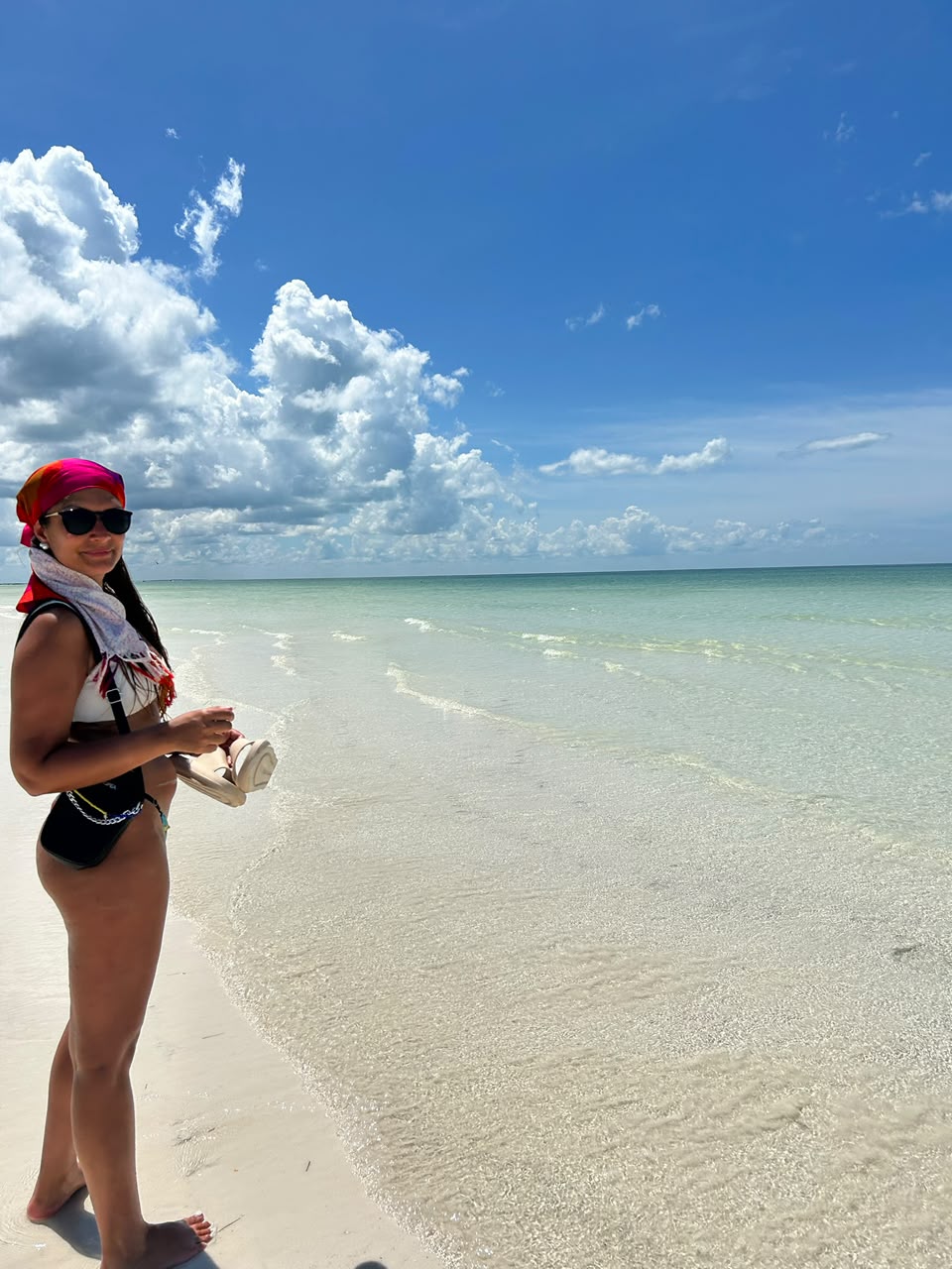 Guada Ocampo en una playa de agua turquesa